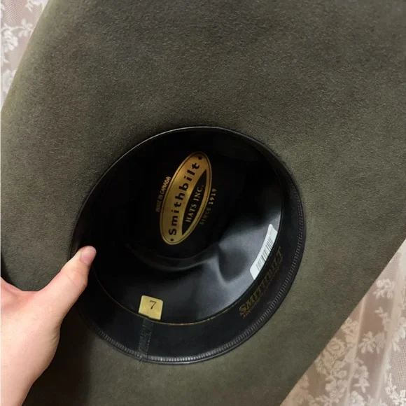 Elegant Olive Hat with Tan Band - Picture 4 of 4